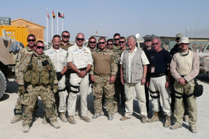 N. zusammen mit deutschen Polizisten und FeldjÃ¤gern in Mazar-i Sharif im August 2010