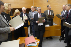 W. Nachtwei links neben Joachim Gauck inmitten des neuen Vorstandes
